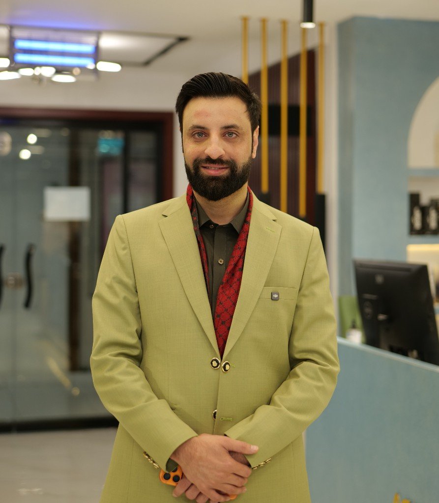 Dr Yaseen Afridi at Aesthetica Trio